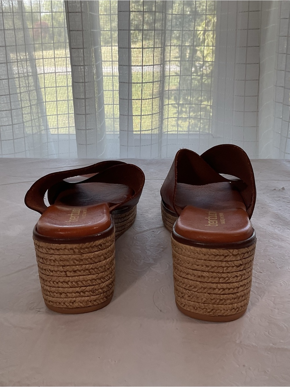 Betuchi Crossband Women’s Brown Wedge Sandals. Size 39 - Picture 2 of 7